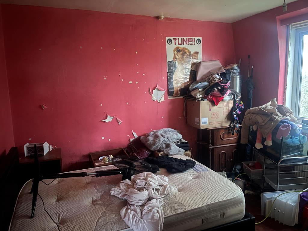 Lot: 110 - PROPERTY ARRANGED AS TWO FLATS - Bedroom for 12 Trevose Road